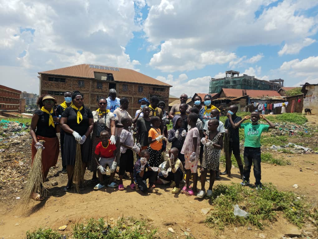 Group photo of the cleanup volunteers and children